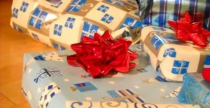 Ruil je kerstcadeau in het donker Neem één cadeau mee en wie weet krijg je er iets veel mooiers voor terug! Foto: Jennifer C., Flickr