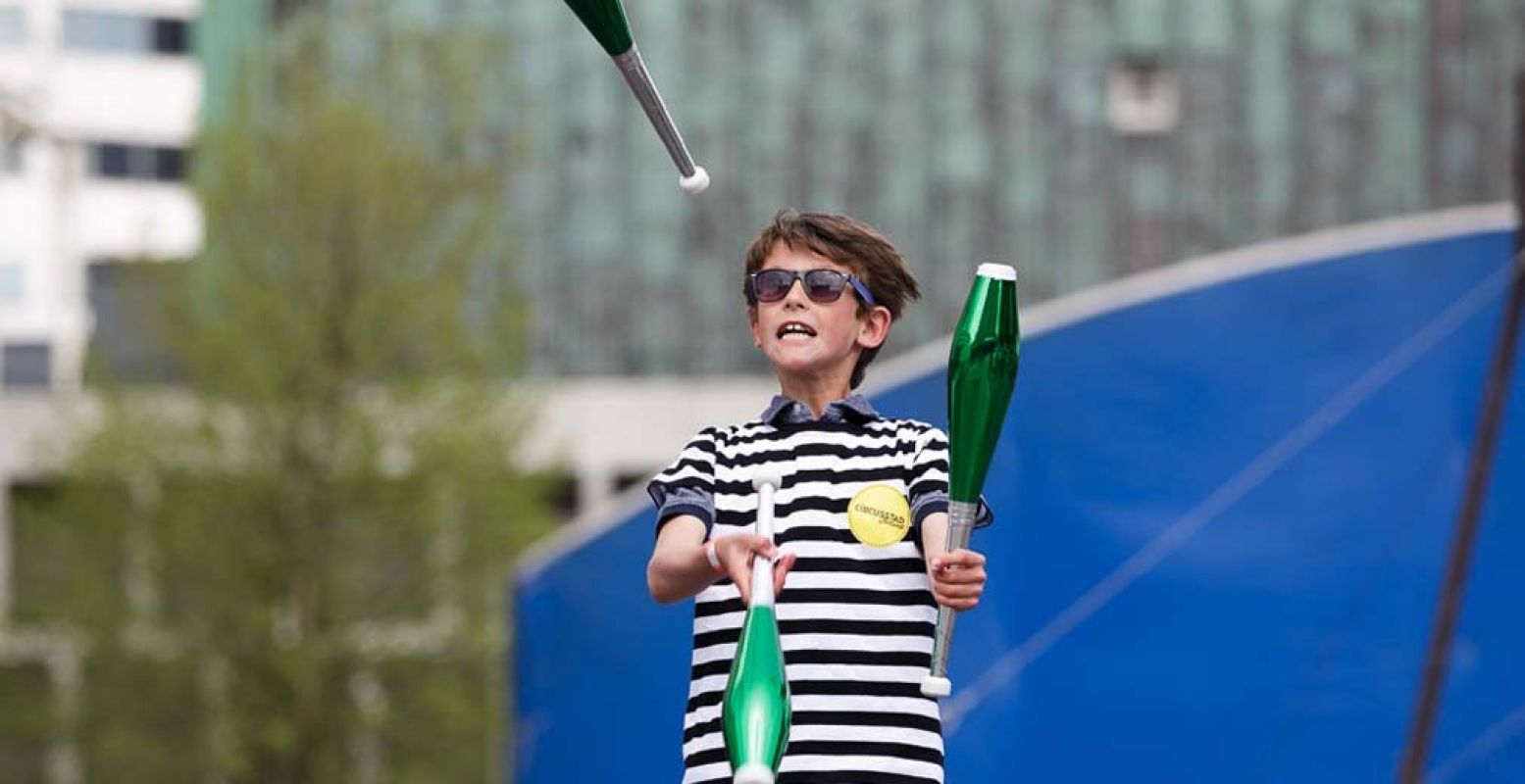 Jongleren lijkt makkelijker dan het is! Foto: Fred Ernst