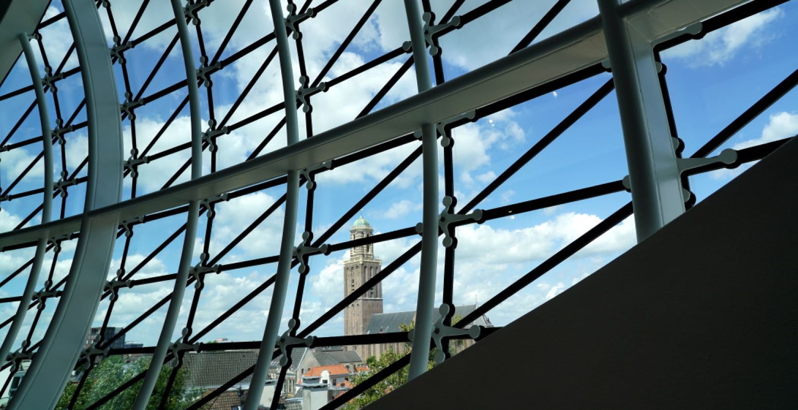 De Peperbus is niet te missen, al helemaal niet vanaf de bovenste verdieping van Museum de Fundatie. Foto: André Löwenthal