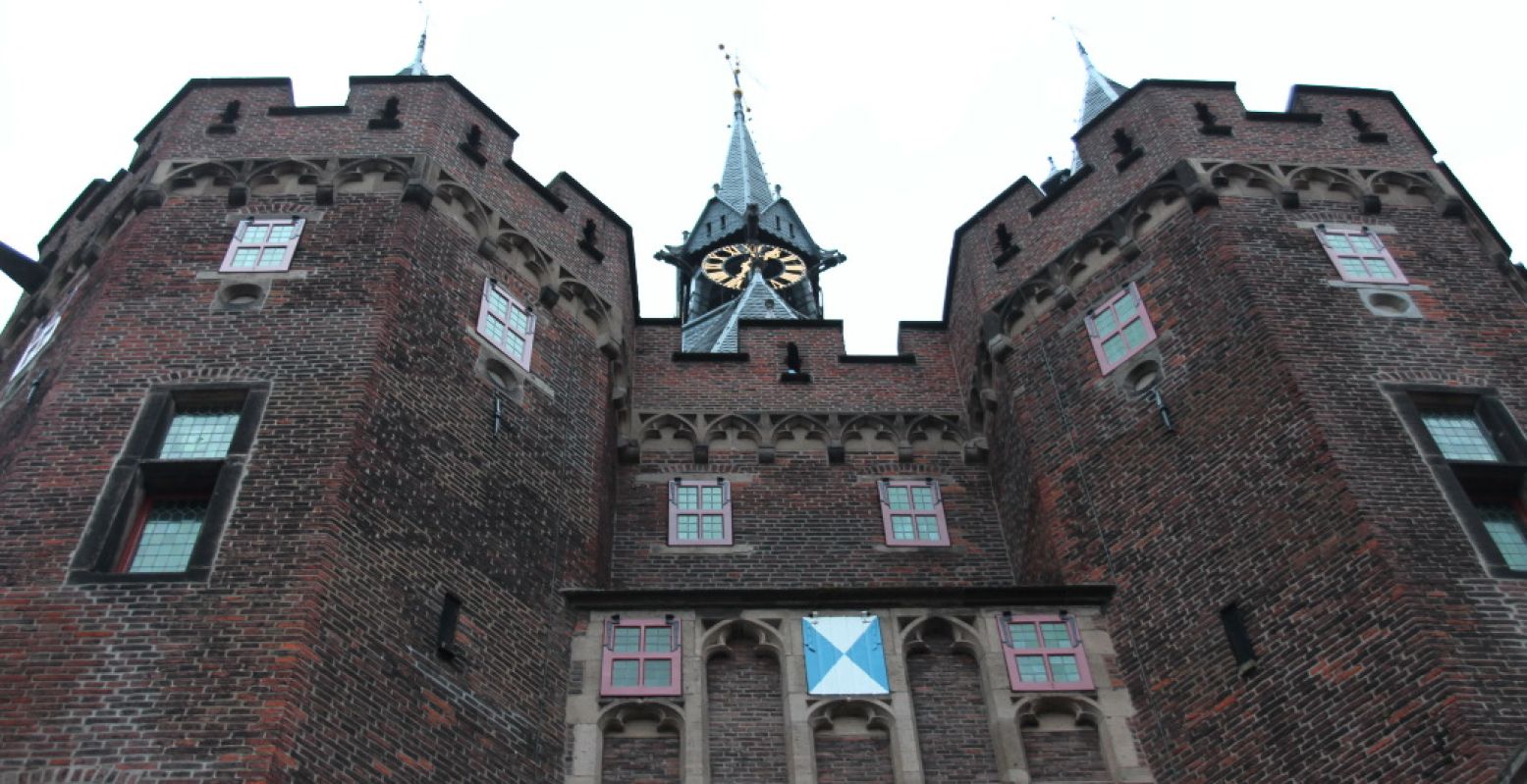 De Sassenpoort in Zwolle van onderaf gezien. Foto: DagjeWeg.NL, Coby Boschma.