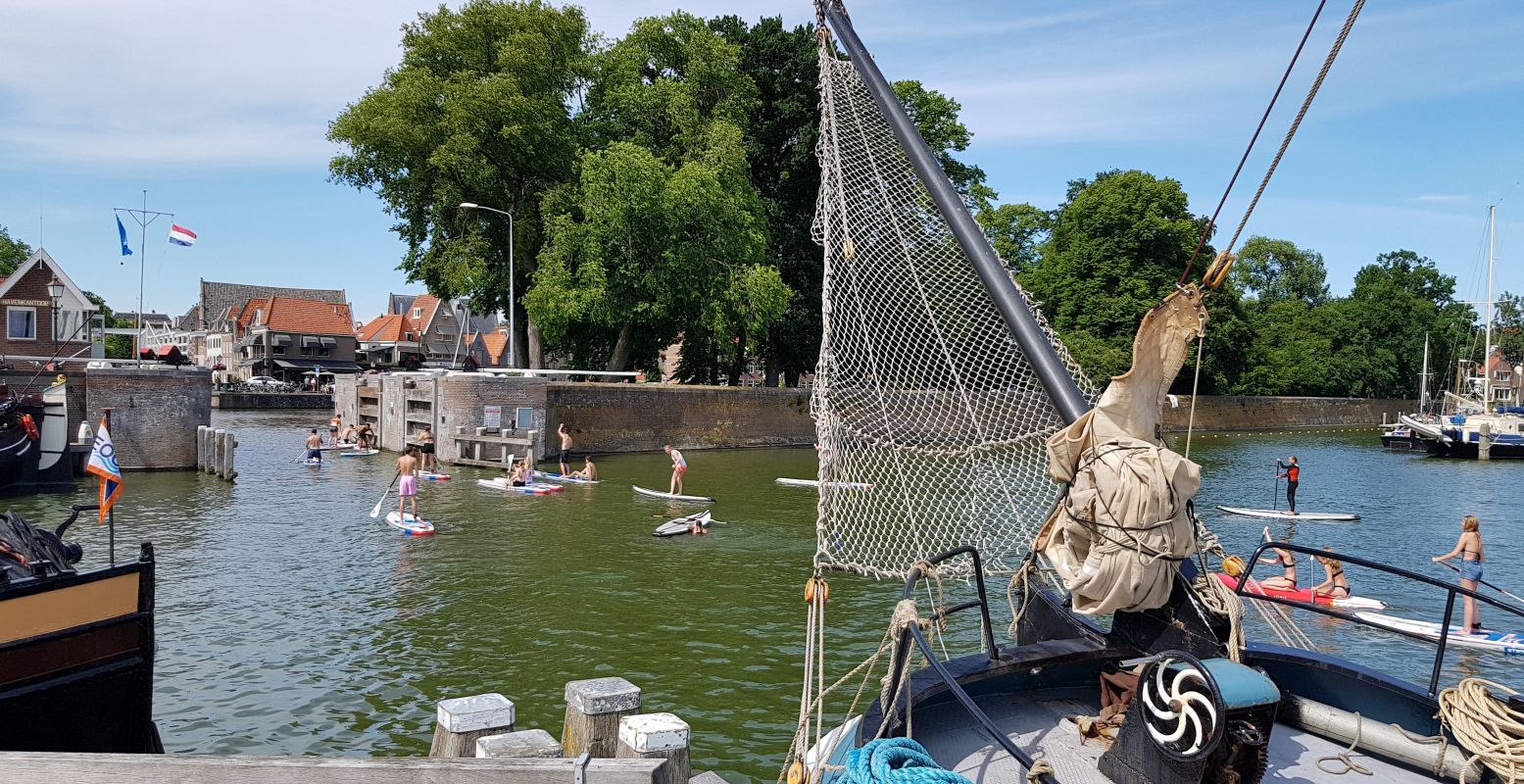 Een van de hoogtepunten van Hoorn: de levendige havens met historische schepen en moderne waterpret. Foto: DagjeWeg.NL © Tonny van Oosten