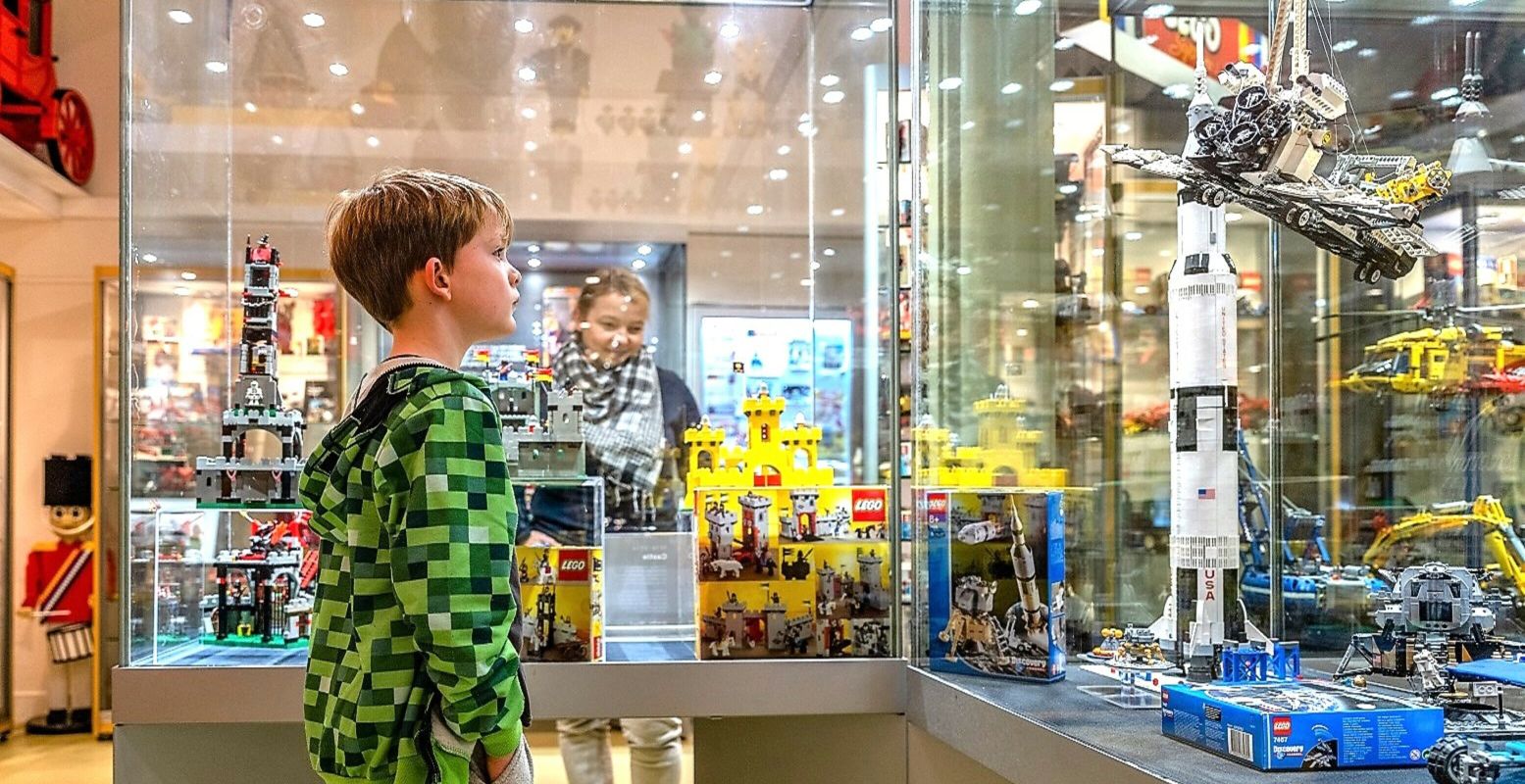 Vitrines vol LEGO, daar vergapen zich jonge en oude LEGO-fans aan. Foto: Museum van de 20e Eeuw