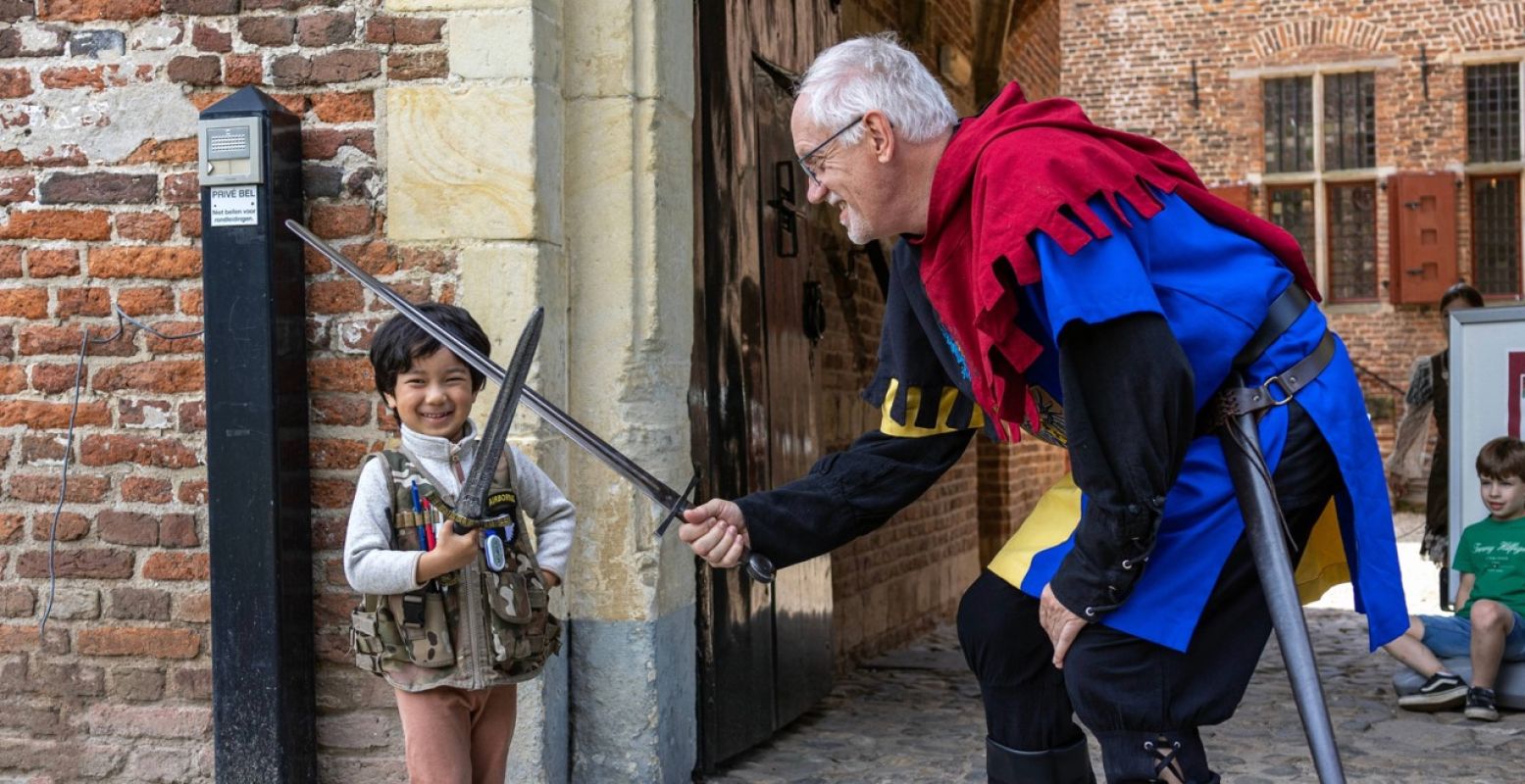 Kom zelf ook verkleed naar de Kids-Zomerweken op Kasteel Hernen! Foto: Geldersch Landschap en Kasteelen Kom zelf ook verkleed naar de Kids-Zomerweken op Kasteel Hernen! Foto: Geldersch Landschap en Kasteelen