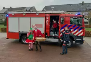 Aankomst kerstvrouw en elfje met brandweerauto. Foto: Vrouwkje Visserman