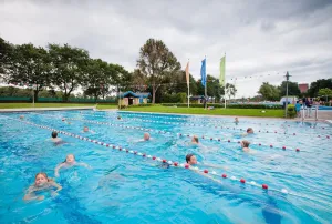 Lekker buiten baantjes trekken. Foto: Borgelerbad