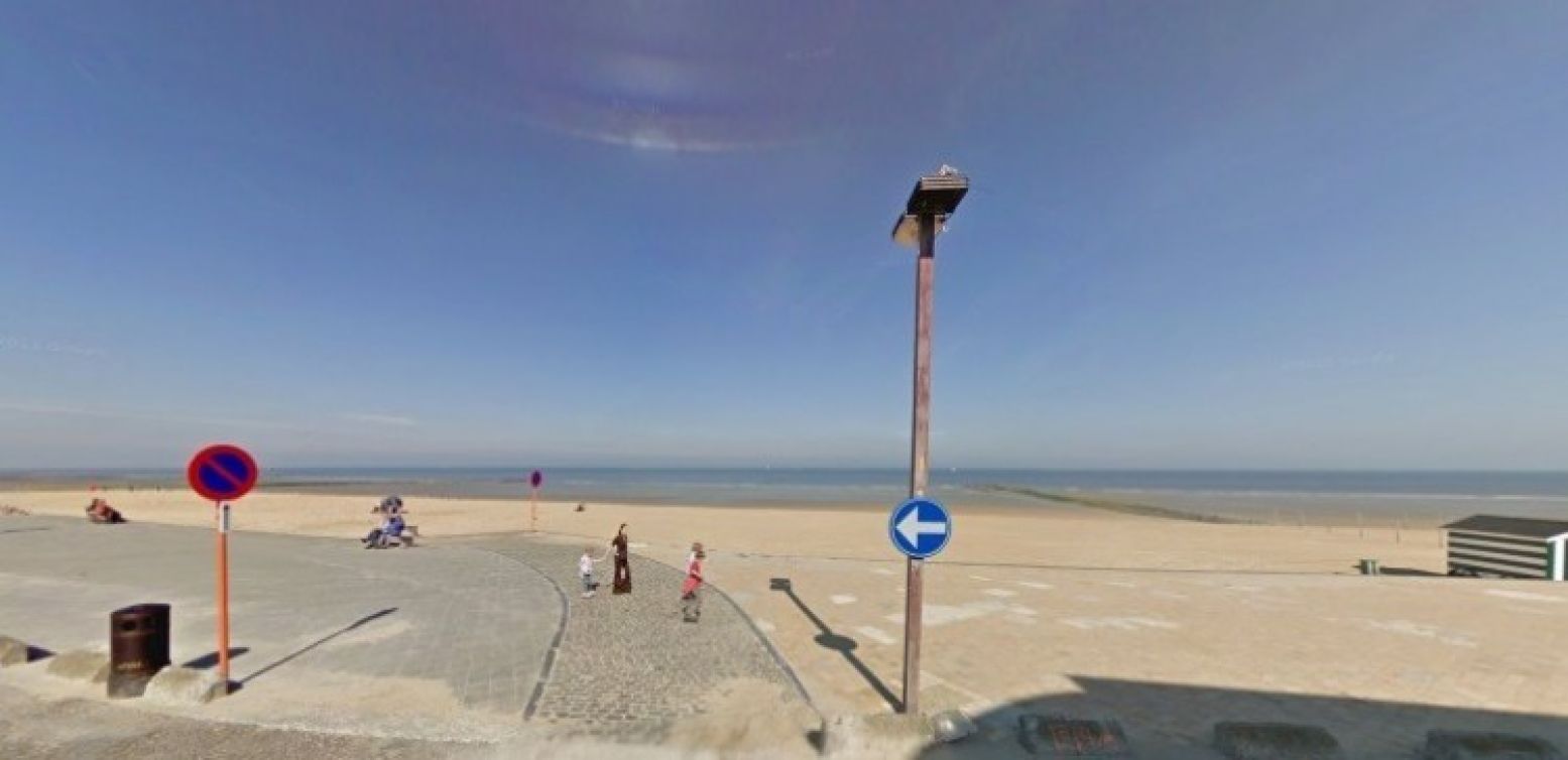 Flaneer over de brede stranden bij Middelkerke. Foto: Printscreen Google Maps