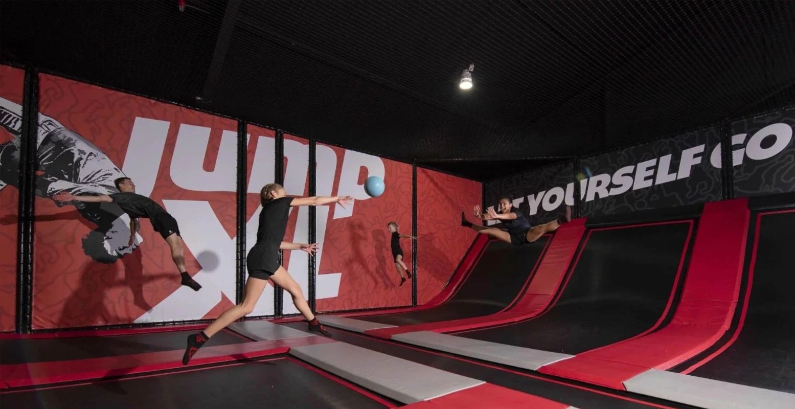 Speel een potje Dodgeball met je vrienden. Foto: Jump XL Groningen