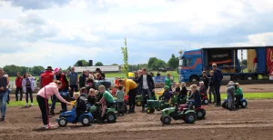 De leukste uitstapjes tijdens het Hemelvaartsweekend Op Hemelvaartsdag is traditiegetrouw de traptrekkerrace tijdens het TrekkerTrek evenement in Den Velde. Foto: TrekkerTrek Den Velde © Peter Kramer
