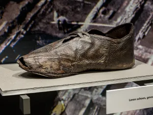 Een leren schoen uit de middeleeuwen, gevonden op de Nieuwendijk. Foto: Alphons Nieuwenhuis