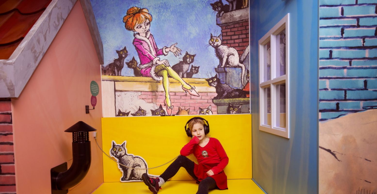 Maak in het Kinderboekenmuseum een poezenvlog met Minoes. Foto: Kinderboekenmuseum © Eveline van Egdom.