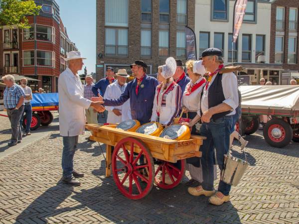 Haal wat lekkers voor thuis op de boerenkaasmarkt. Foto: VVV Woerden © Harald Lakerveld