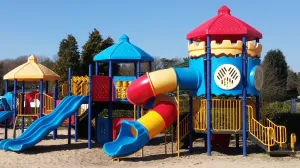 Kinderen spelen heerlijk op de speeltoestellen. Foto: Recreatiepark Duinhoeve