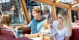 De leukste rondvaarten in Nederland Samen relaxen op het water en genieten van een rondvaart. Foto: Blue Boat Company