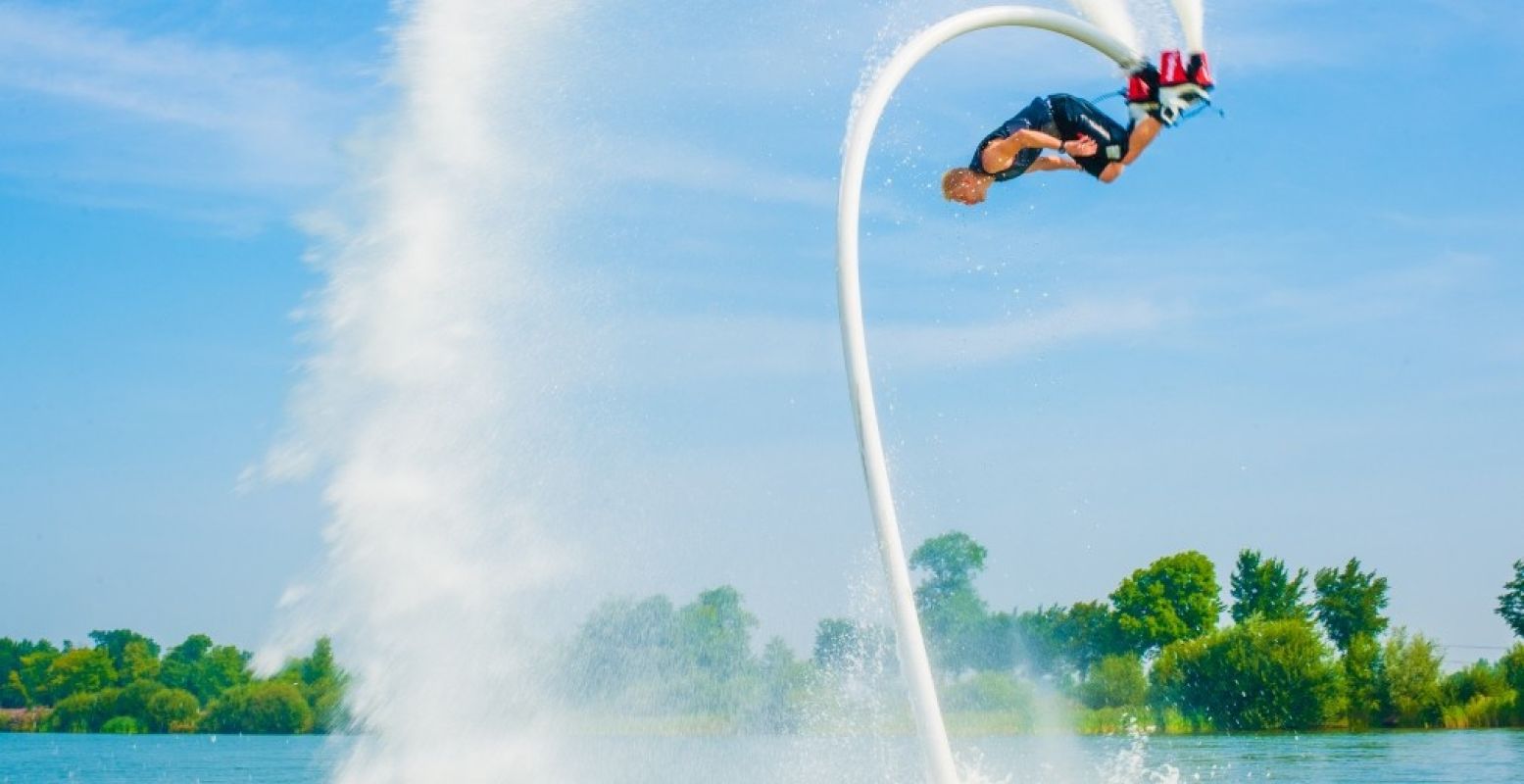 De flyboardshow is helemaal gratis voor bezoekers van het Dolfinarium deze zomer. Foto: Dolfinarium Harderwijk.