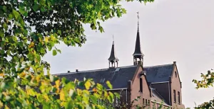 Sfeervol en stijlvol slapen in het Zuiden Overnacht in bijzonder B&B's. Bijvoorbeeld in een echt klooster, een oase van rust in hartje Breda. Foto: Het Klooster Breda.