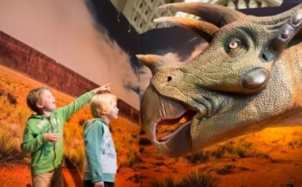 Levensechte dino_s en indrukwekkende tijdreizen