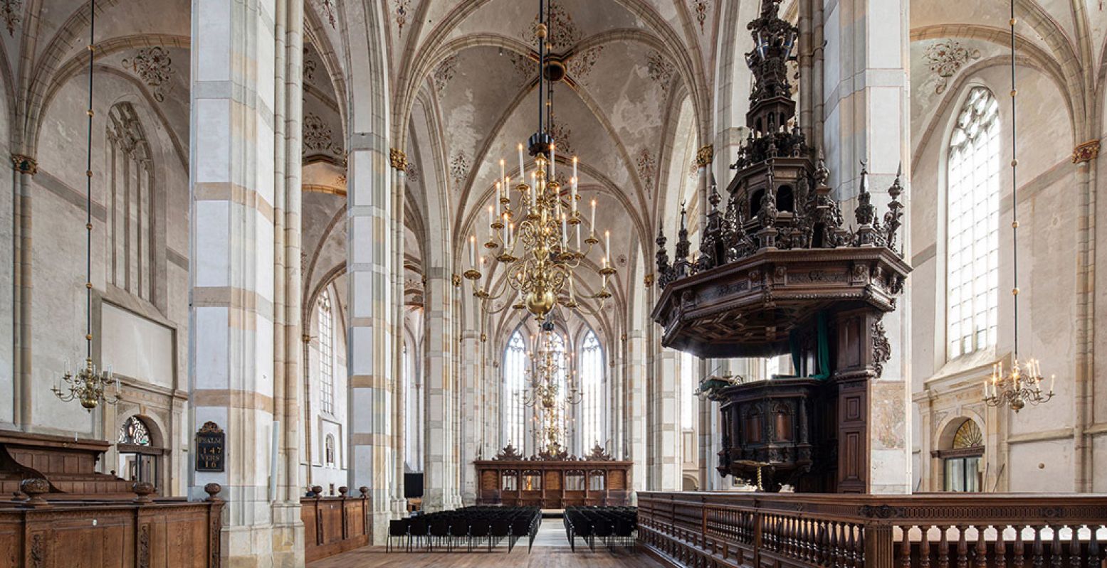 Bekijk het prachtige interieur van de nieuwste kerk in het Grootste Museum van Nederland: Academiehuis Grote Kerk Zwolle. Met rechts de imposante preekstoel uit de zeventiende eeuw. Foto:  Frank Hanswijk
