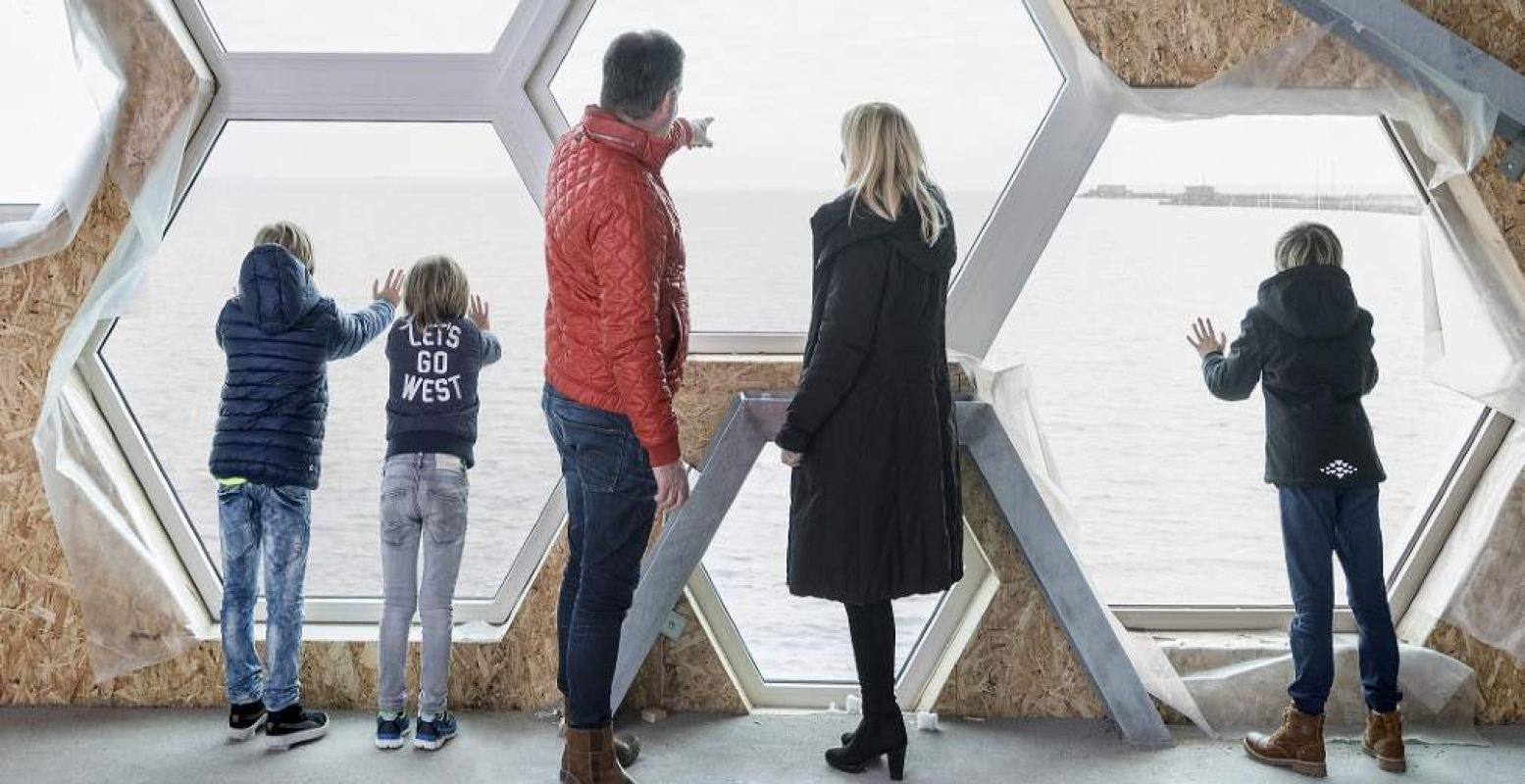 Vanuit het Afsluitdijk Wadden Center kijk je uit over het IJsselmeer. Foto: Afsluitdijk Wadden Center © Imazzo