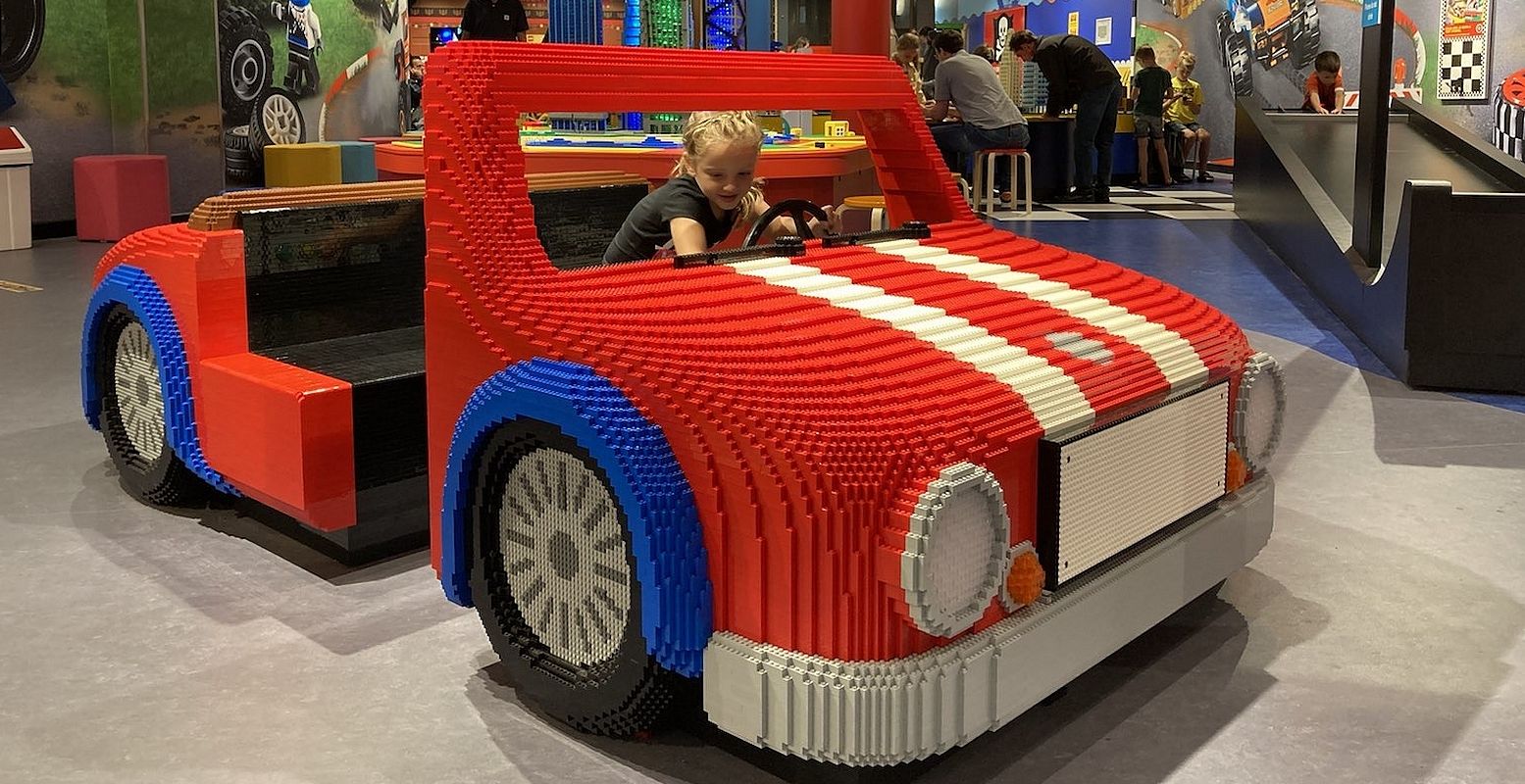 Een auto van LEGO®, hoe cool is dat!? Daarachter bakken vol steentjes en rechts een racecircuit om te testen hoe snel je zelfgemaakte autootje gaat. Foto: DagjeWeg.NL