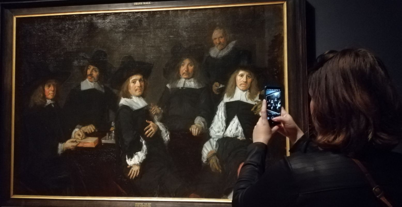 De tentoonstelling Rembrandt-VelÃ¡zquez daagt je uit écht naar schilderijen te kijken en in de achtergrondverhalen van vroeger te duiken. Foto: DagjeWeg.NL.