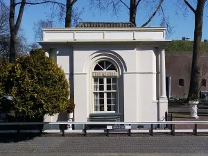 Het tolhuisje bij de ophaalbrug in Weesp en Fort Ossenmarkt. Foto: Partyrederij Tisset