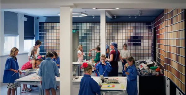 Vliegende verfspetters bij een schilderworkshop voor kinderen