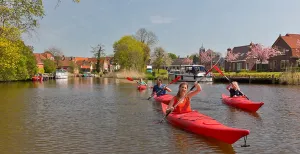 Peddel in een kano over de mooiste waterwegen Maak een kanotocht door Groningen met een kano of kajak van Marenland. Foto: Marenland