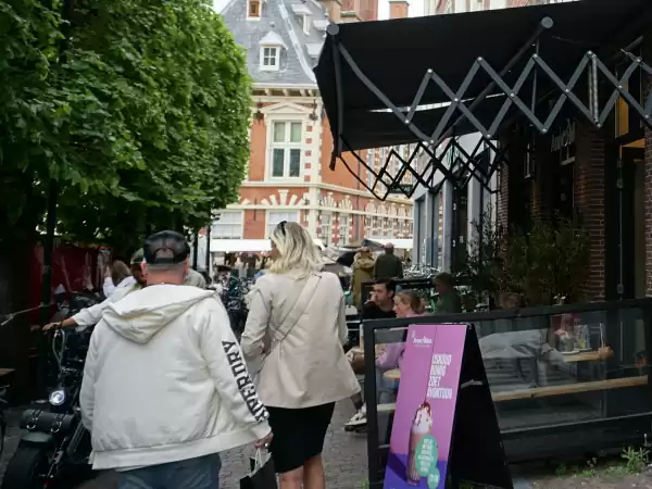 Anne & Max Haarlem Het terras van Anne & Max aan de Grote Markt. Foto: DagjeWeg.NL