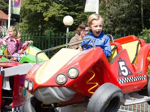 Gaaf: een raceauto die vliegt. Foto: Amusementspark Tivoli.