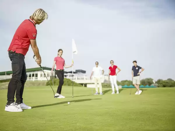 Golfen bij Landal Beach Resort Ooghduyne. Foto: Landal Golfen bij Landal Beach Resort Ooghduyne. Foto: Landal
