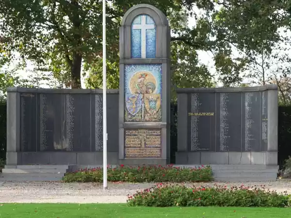 Betoon je respect aan de slachtoffers bij het monument. Foto: Memorial 40-45 Kapelle ©