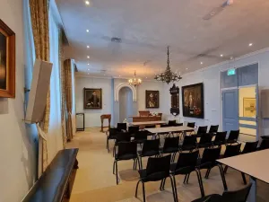 Arnemuidense raadszaal met schilderijen van een jonge prins Maurits en prins Willem van Oranje. Foto: DagjeWeg.NL