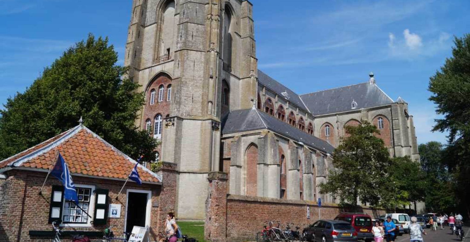 De eerste eyecatcher van Veere is de Grote Kerk. Foto: Redactie DagjeWeg.NL © Grytsje Anna Pietersma