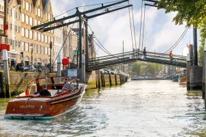 Ontdek Dordrecht vanaf het water. Foto: Si Barone