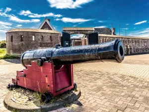 Dreigend kanon voor de ingang van Fort Kijkduin. Foto: Frank Reinert