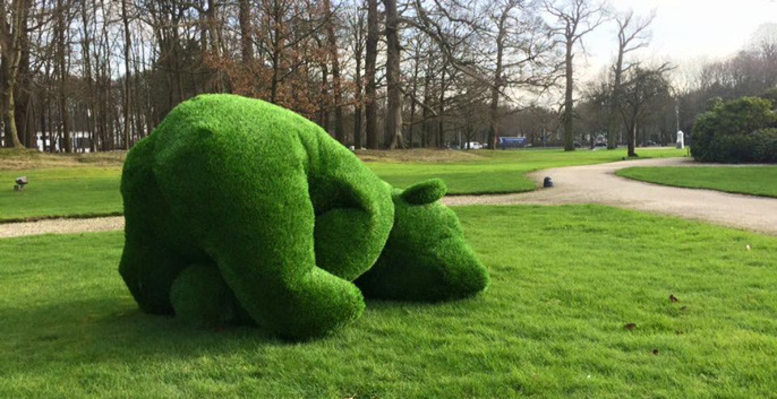 Maak kennis met het kunstwerk Grazzly: een beer van gras. Foto: Paleis Soestdijk.
