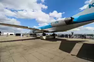 De leukste gratis uitstapjes Voor de vliegtuigfans: gratis vliegtuigen spotten op het Panoramadek van Schiphol. En je kunt meteen ook de Fokker 100 in die daar staat! Foto: Gemeente Haarlemmermeer © Stefan Moonen