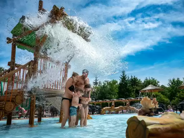 Spetter erop los in het zwembad. Foto: Camping De Pampel Spetter erop los in het zwembad. Foto: Camping De Pampel