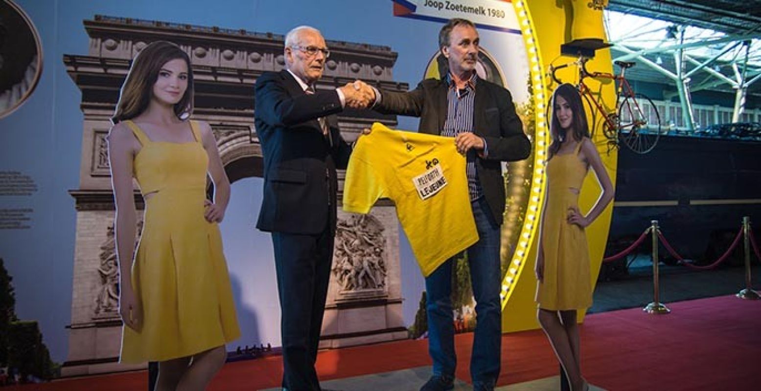 Jan Janssen overhandigt zijn eigen gele trui aan het Spoorwegmuseum. Foto: Spoorwegmuseum