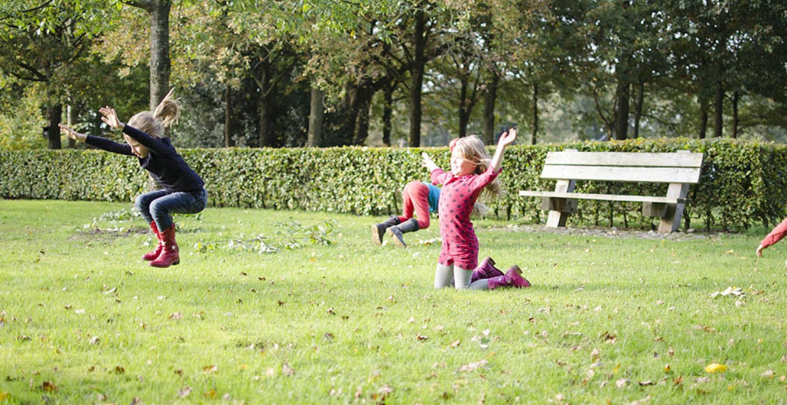 Kinderen spelen in een boomgaard. Foto: Week van het Landschap © Loeke Koetsier.