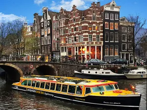 Vaar onder de mooie bruggetjes door. Foto: Amsterdam Circle Line