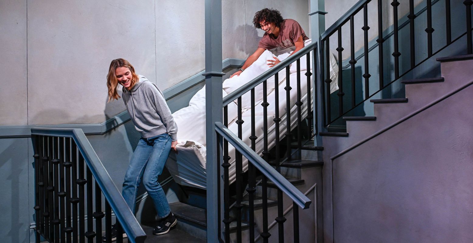 Paste de bank van Ross echt niet door het trappenhuis heen? Foto: The FRIENDS Experience