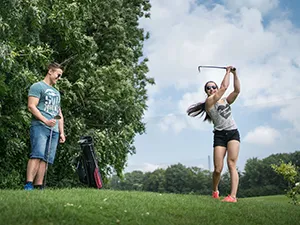 Met wie kom jij golfen? Foto: PHOTOSTIQUE.com