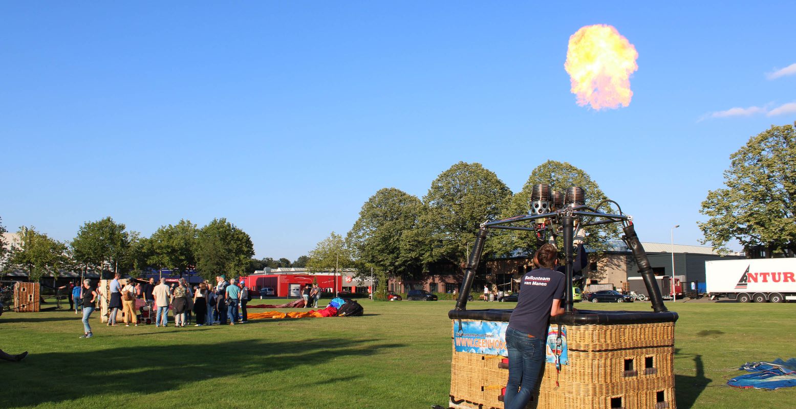 Even de branders testen voordat de luchtballon wordt gekoppeld. Foto: DagjeWeg.NL © Daniëlle Kleijer