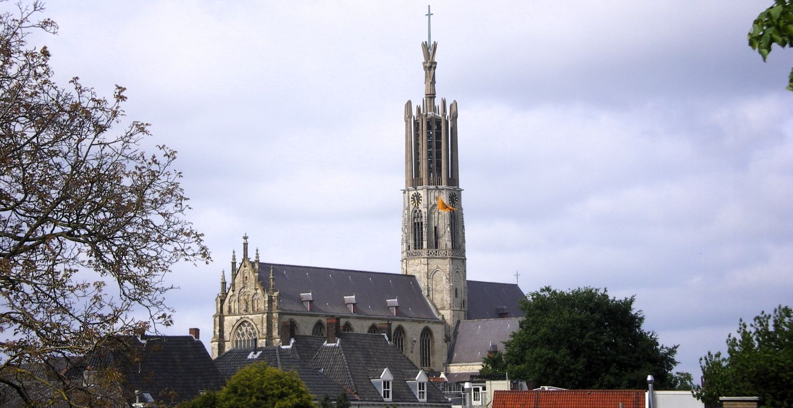 De Willibrordus Basiliek torent hoog boven Hulst uit. Foto: DagjeWeg.NL © Henk Arendse