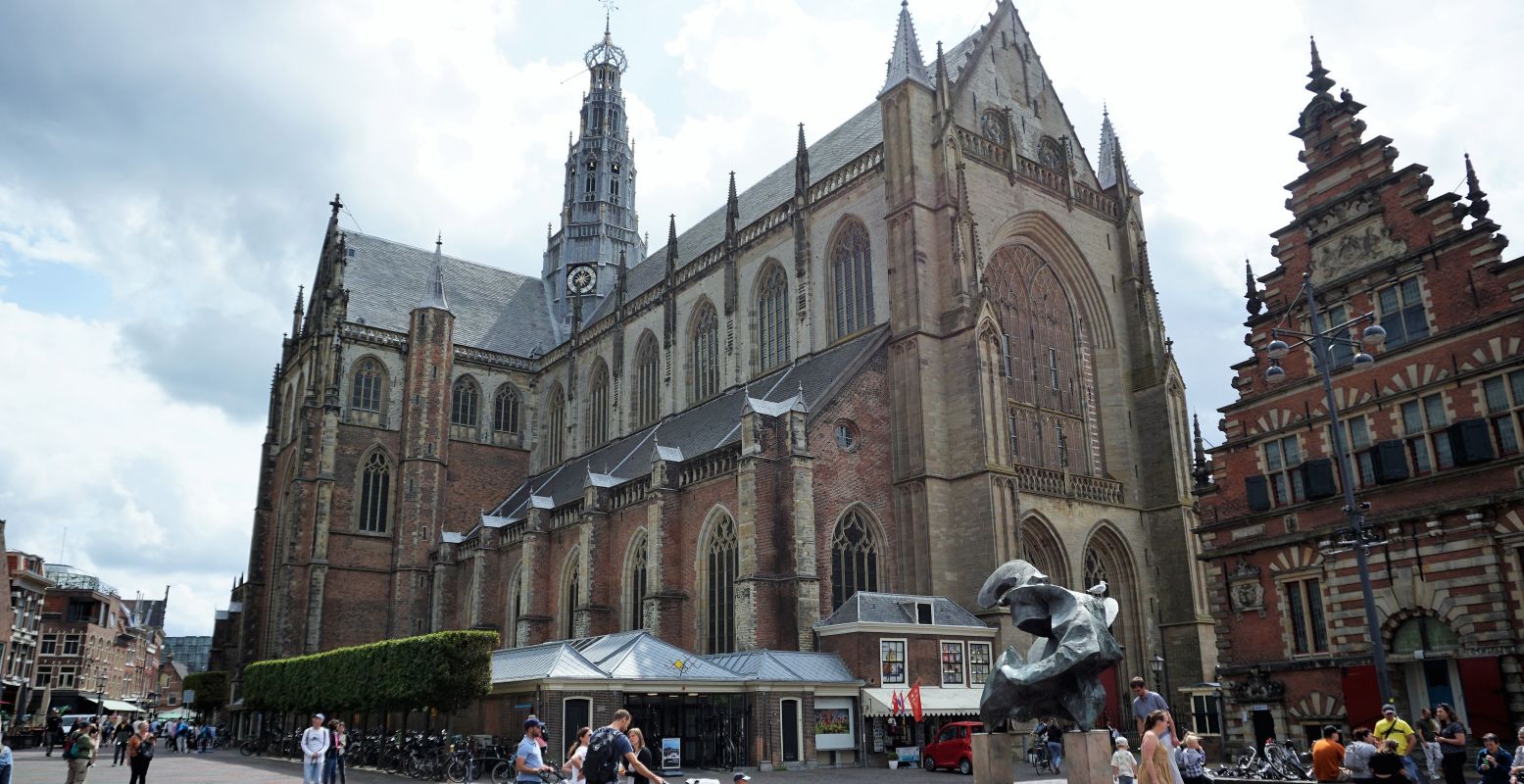 De Grote of Sint Bavokerk domineert de Grote Markt van Haarlem. Foto: DagjeWeg.NL © Tonny van Oosten