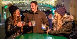 De leukste markten in november en december Even wat warms drinken op een gezellige wintermarkt. Foto: Julius Silver via Pixabay
