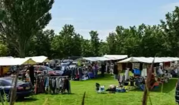 Openlucht vlooienmarkt akkeroord.Foto: Roodbol Evenementen. 