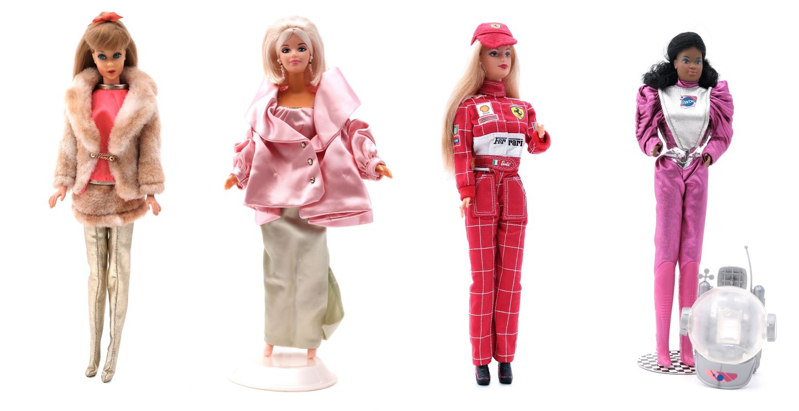 Van blond jaren 60 meisje veranderde Barbie in een stoere chick met al even stoere jobs en meerdere nationaliteiten. Al bleef het astronautenpak wel roze. Foto's: Stedelijk Museum Almelo