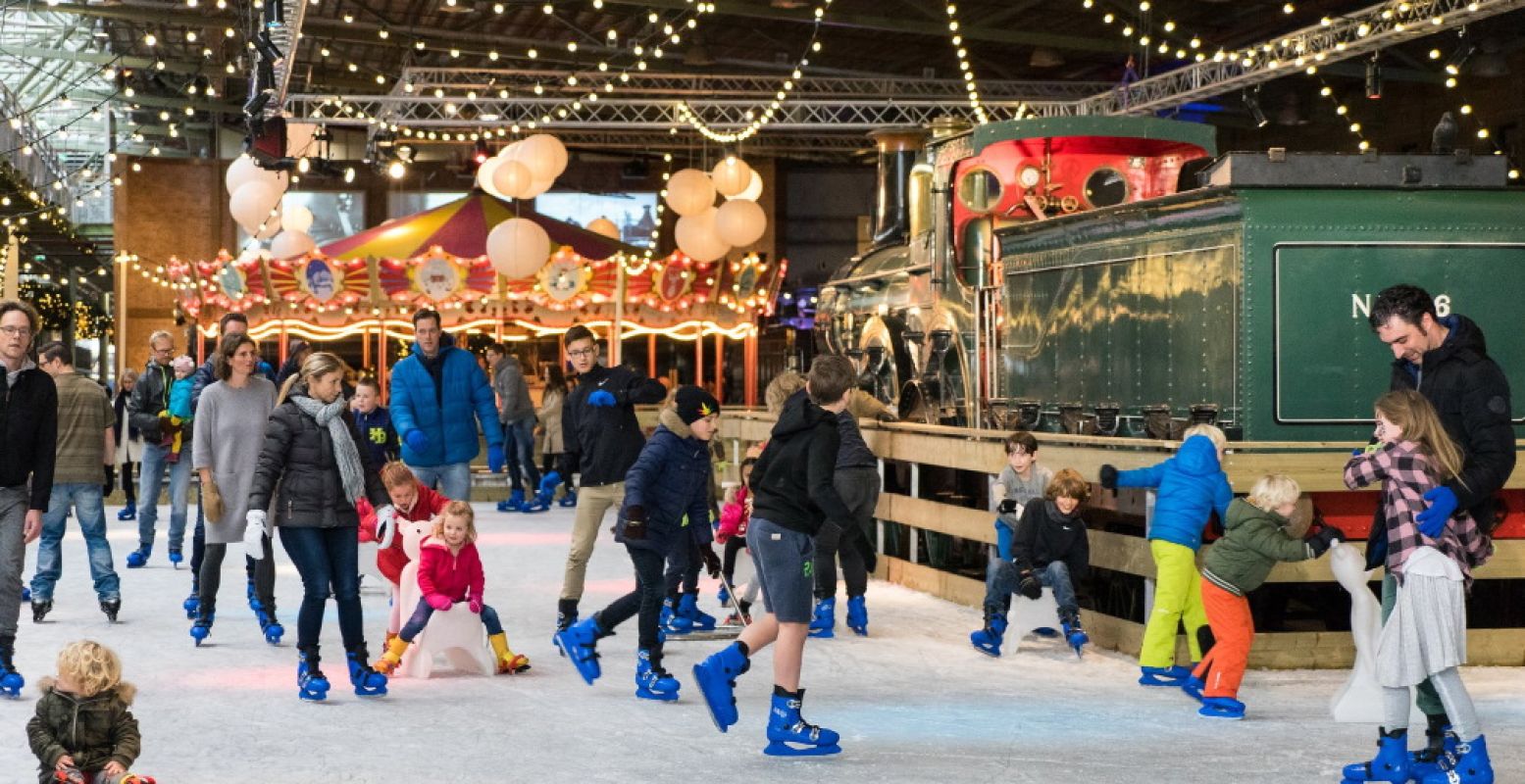Geniet in de kerstvakantie van winterse gezelligheid in Het Spoorwegmuseum, met als hoogtepunt de schaatsbaan. Foto: Het Spoorwegmuseum.